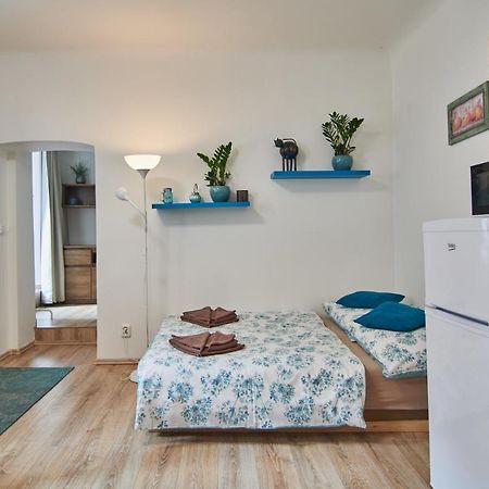 Nice Home To Stay At Prague Close To Castle With Terrace And Garden Bagian luar foto